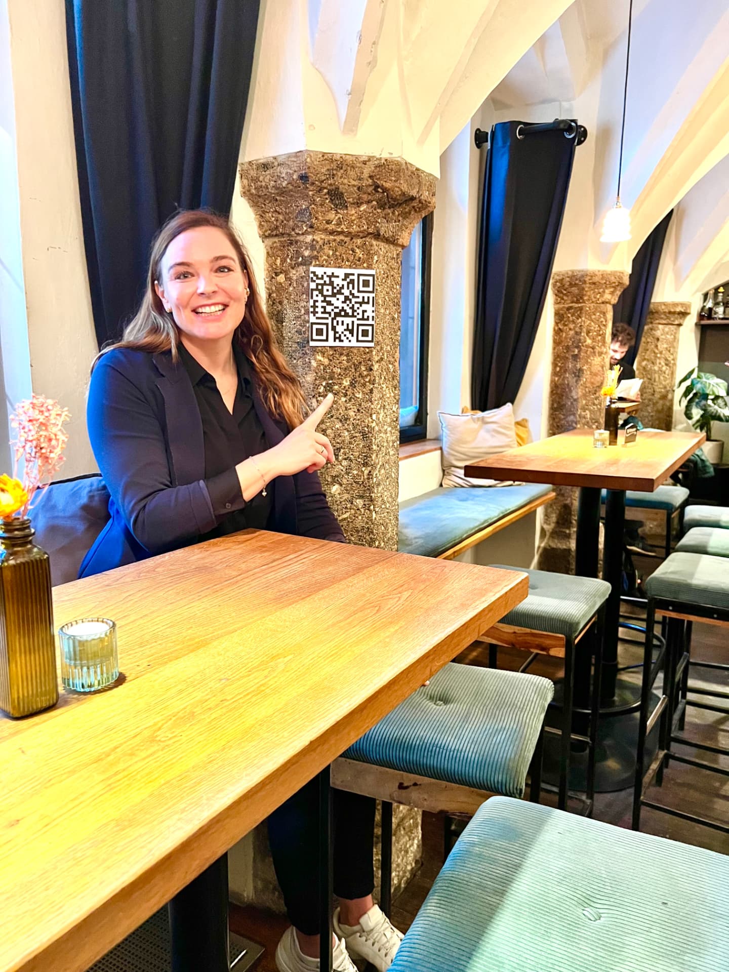 Viktoria Zaggl zeigt auf einen QR-Code zum Start einer missionZ Mission